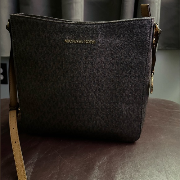 Michael Kors cross body - Picture 2 of 6